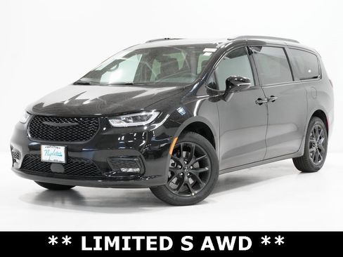 Used 2024 Chrysler Pacifica Limited w/ S Appearance Package image 1
