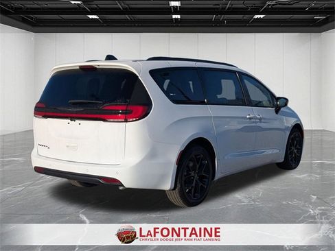 New 2026 Chrysler Pacifica Select w/ S Appearance Package image 5