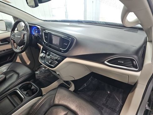 Used 2020 Chrysler Pacifica Touring-L image 11