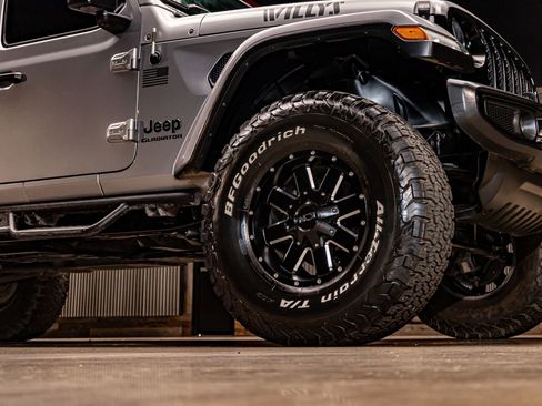 Used 2021 Jeep Gladiator Willys image 11