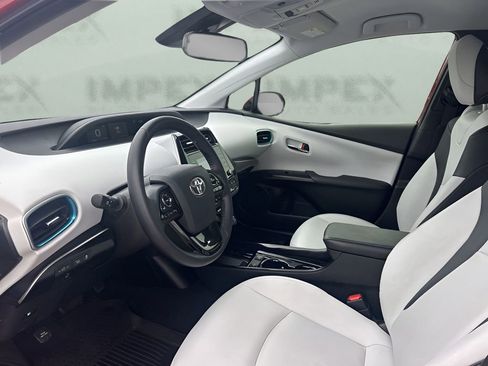 Used 2022 Toyota Prius XLE image 9