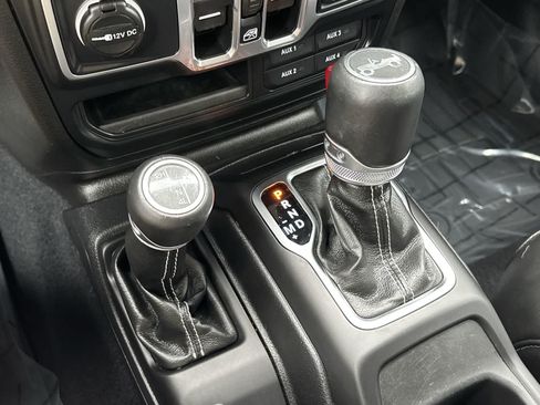 Used 2019 Jeep Wrangler Unlimited Sahara AWD/4WD image 28