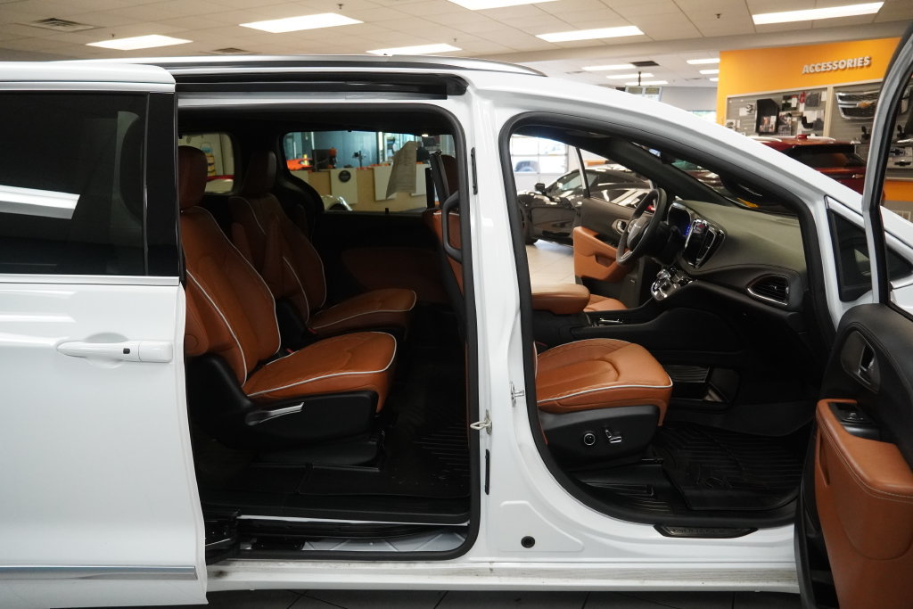 Used 2025 Chrysler Pacifica Pinnacle AWD/4WD image 25