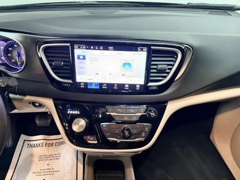 Used 2024 Chrysler Pacifica Touring-L FWD image 23