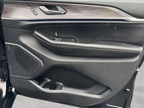 New 2025 Jeep Grand Cherokee Overland image 9