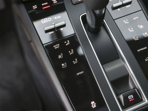 Used 2025 Porsche Macan image 26