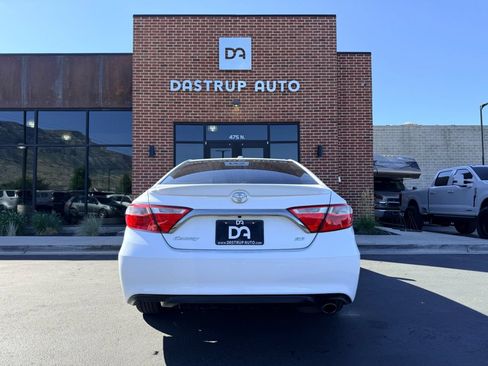 Used 2017 Toyota Camry SE w/ Moonroof Package FWD image 7