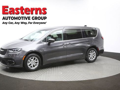 Used 2023 Chrysler Pacifica Touring-L image 58