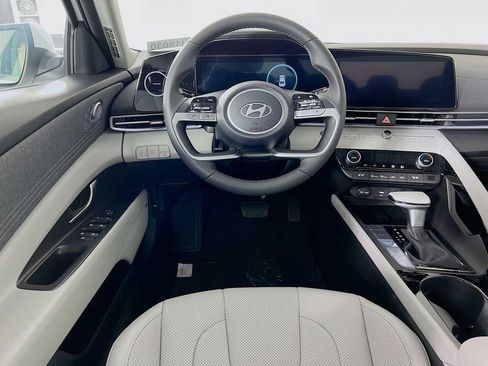 New 2025 Hyundai Elantra Limited image 16