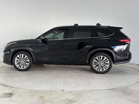 Used 2023 Toyota Highlander Platinum FWD image 2
