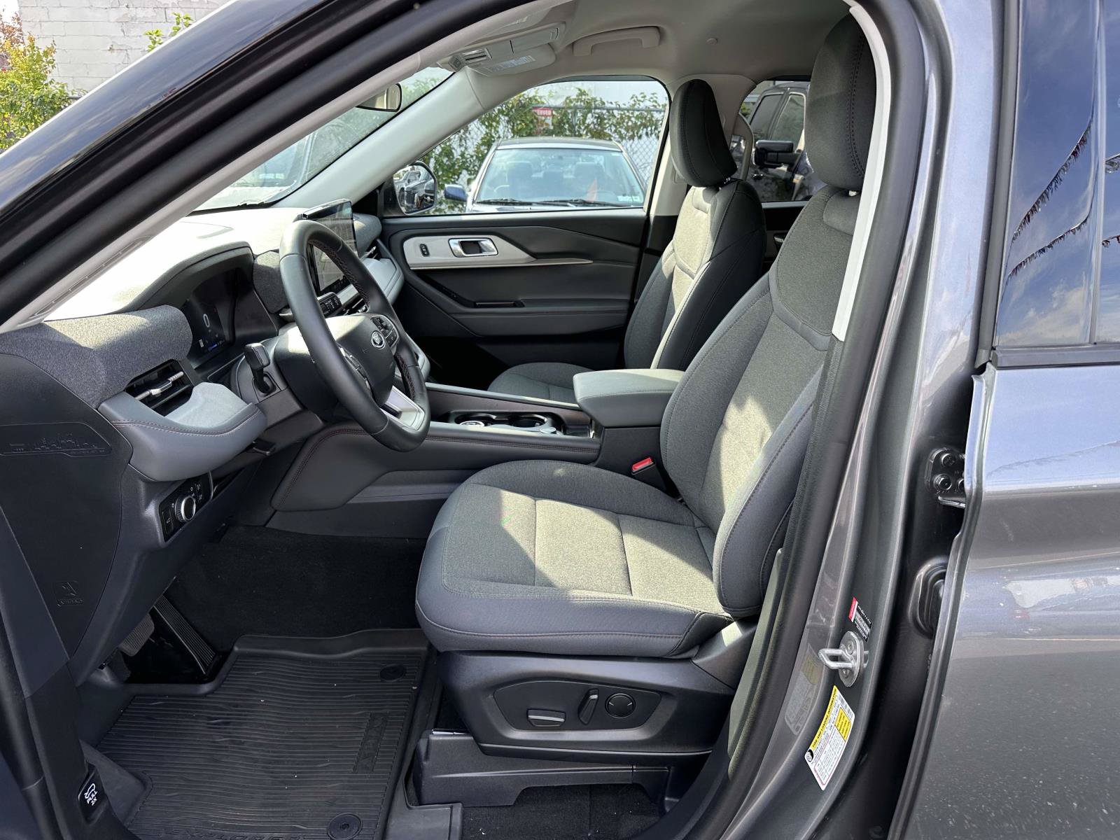 Used 2026 Ford Explorer Active AWD/4WD image 12