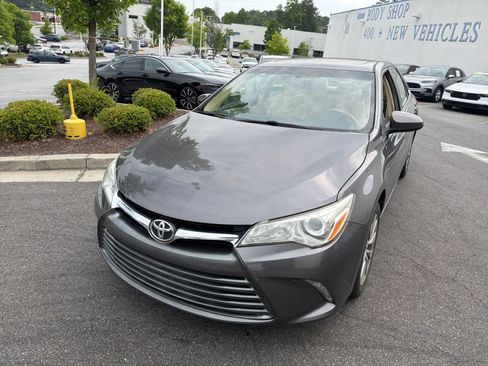 Used 2015 Toyota Camry XLE w/ Moonroof Package FWD image 4