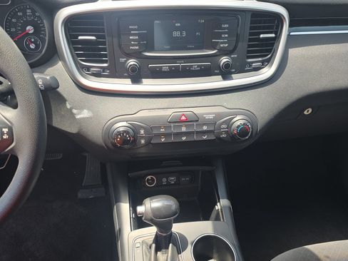 Used 2017 Kia Sorento FWD image 11