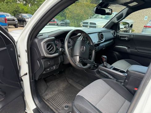 Used 2023 Toyota Tacoma TRD Sport w/ Technology Package AWD/4WD image 11
