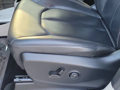 Certified 2023 Chrysler Pacifica Touring-L FWD image 16