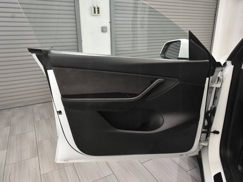 Used 2022 Tesla Model Y Long Range AWD/4WD image 13