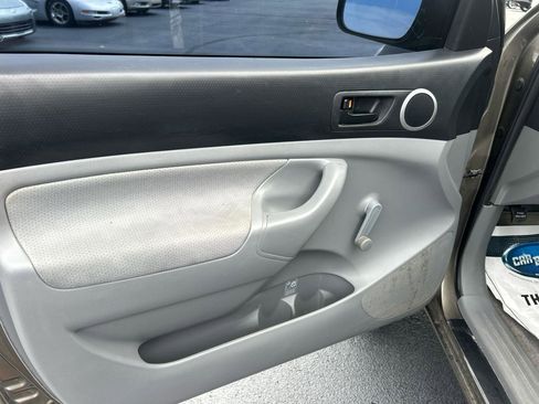 Used 2011 Toyota Tacoma 4x4 Regular Cab image 11