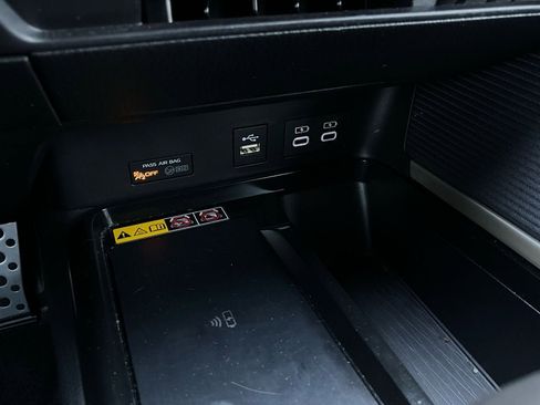 Used 2025 Toyota Camry SE image 25