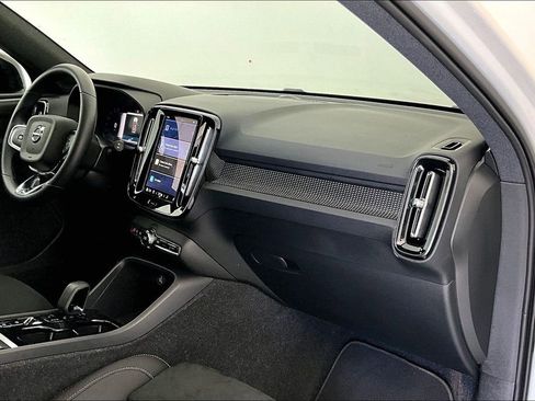 Certified 2025 Volvo XC40 B5 Plus image 22