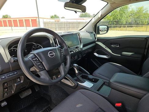 Used 2025 Nissan Frontier SV w/ SV Convenience Package RWD image 12