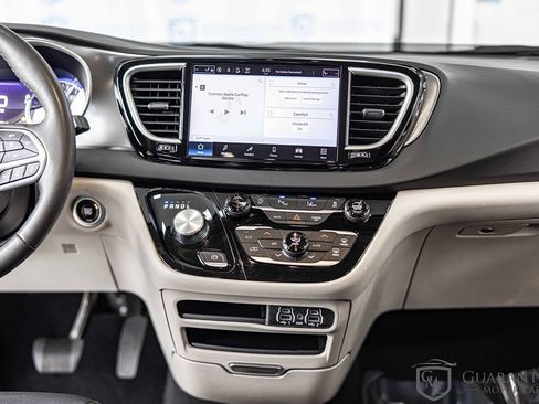 Used 2024 Chrysler Pacifica Touring-L FWD image 36