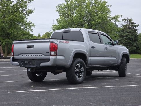 Used 2017 Toyota Tacoma TRD Sport AWD/4WD image 23