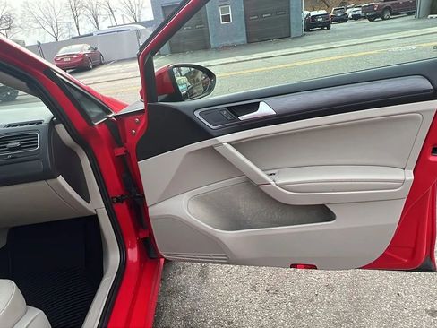 Used 2019 Volkswagen Golf SE image 30