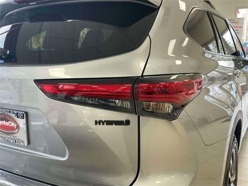 Certified 2022 Toyota Highlander XLE image 7