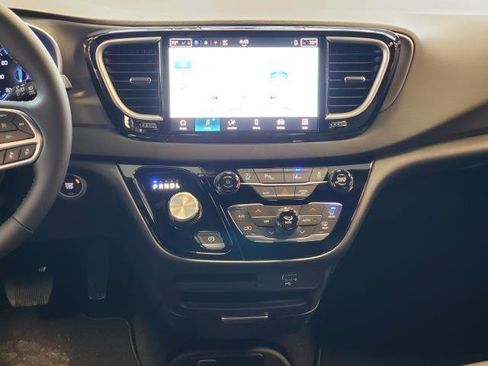 Used 2026 Chrysler Voyager LX image 21