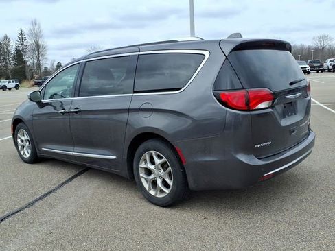 Used 2018 Chrysler Pacifica Limited image 4