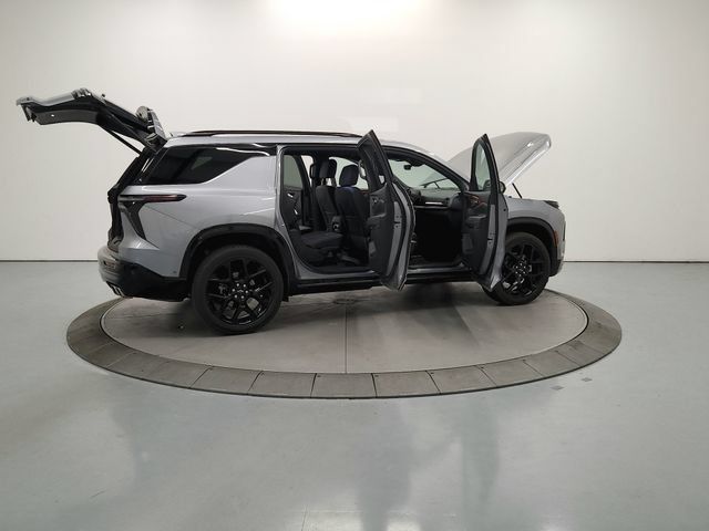 Used 2025 Chevrolet Traverse RS FWD image 16
