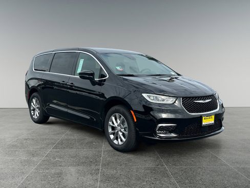 New 2026 Chrysler Pacifica Select image 7