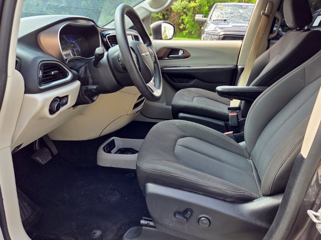 Used 2020 Chrysler Voyager LX FWD image 9