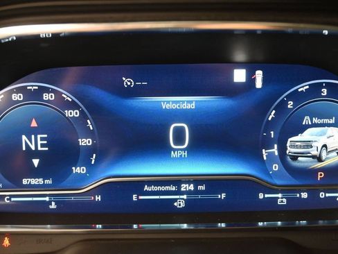Used 2022 Chevrolet Suburban LT w/ Luxury Package RWD image 13