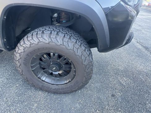 Used 2021 Toyota Tacoma TRD Off-Road w/ TRD Premium Off Road Package AWD/4WD image 5