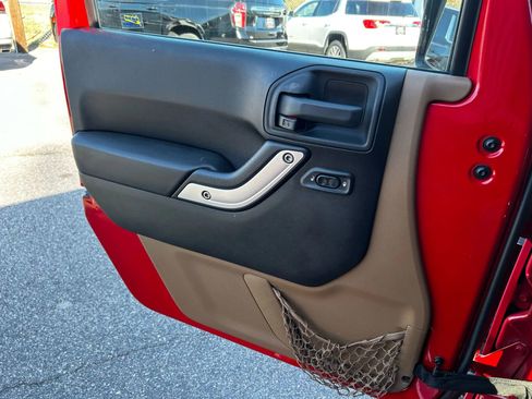 Used 2014 Jeep Wrangler Unlimited Sahara image 29