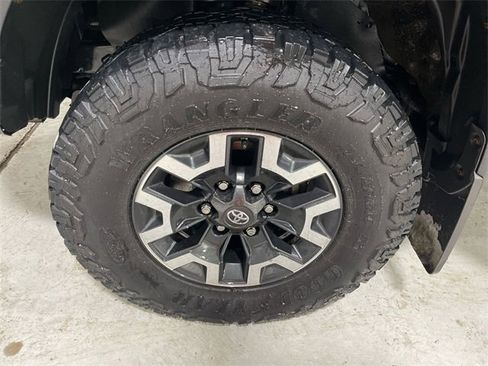 Used 2016 Toyota Tacoma TRD Off-Road image 10