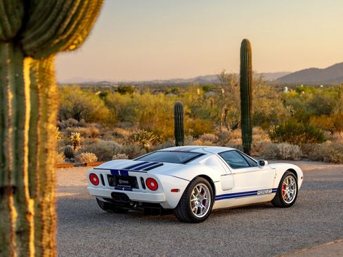 Used 2005 Ford GT RWD image 8