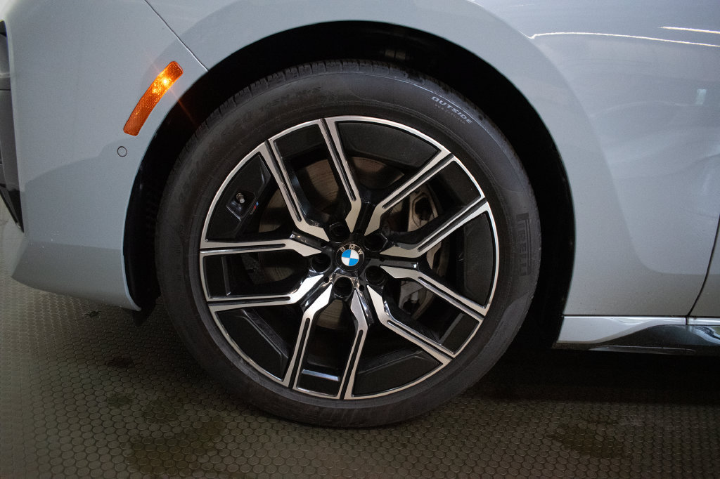 Used 2025 BMW 740i xDrive w/ Premium Package AWD/4WD image 9