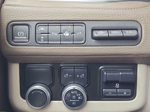 Used 2021 GMC Yukon Denali w/ Denali Premium Package image 18