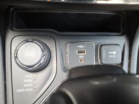 Used 2020 Jeep Cherokee Limited image 23