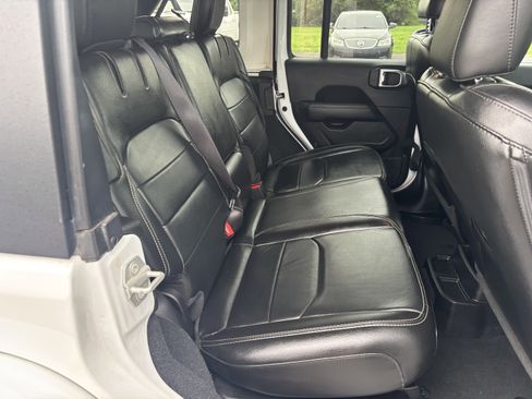 Used 2023 Jeep Wrangler Unlimited Sahara AWD/4WD image 23