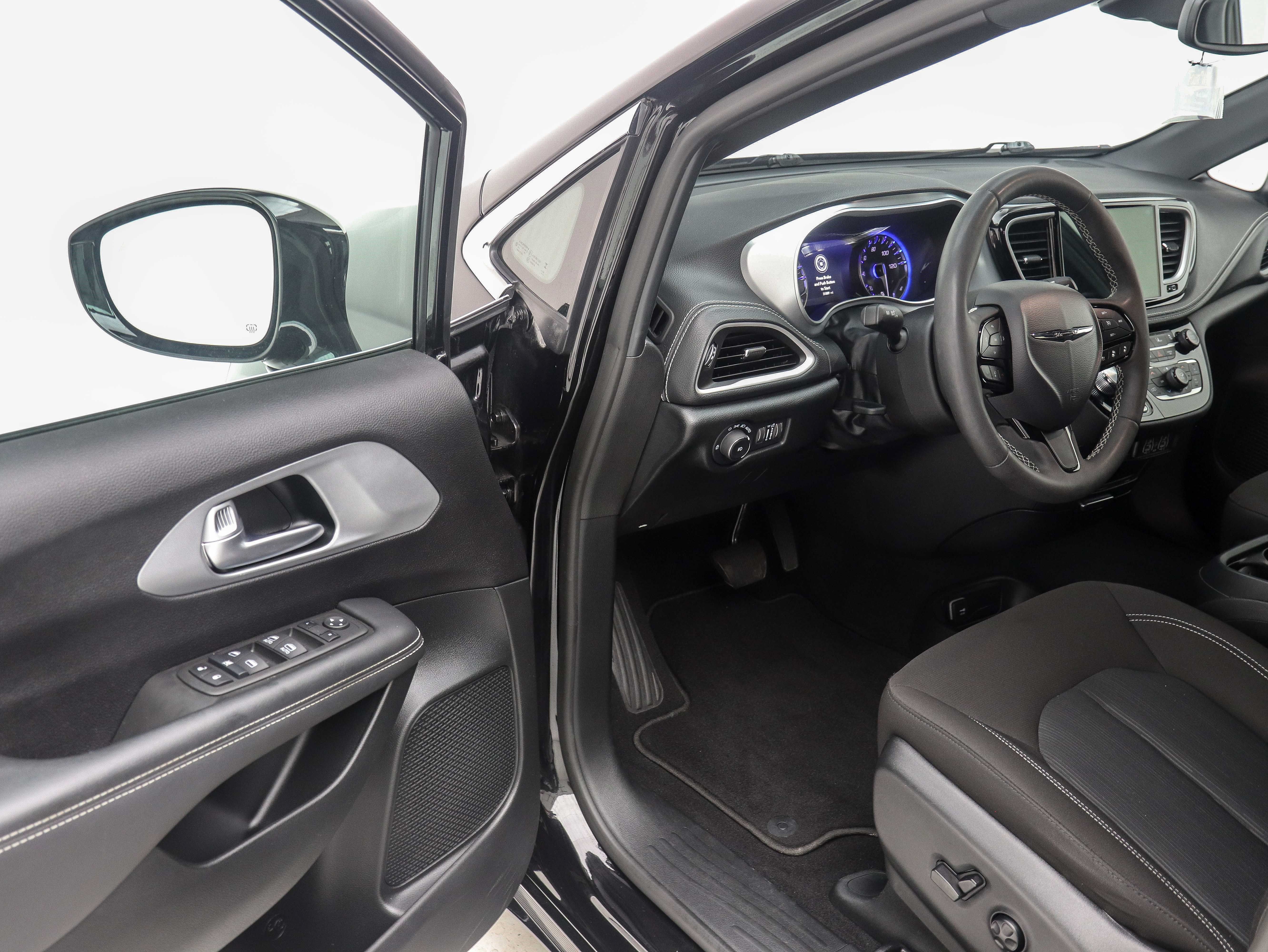 Used 2024 Chrysler Pacifica Touring FWD image 18