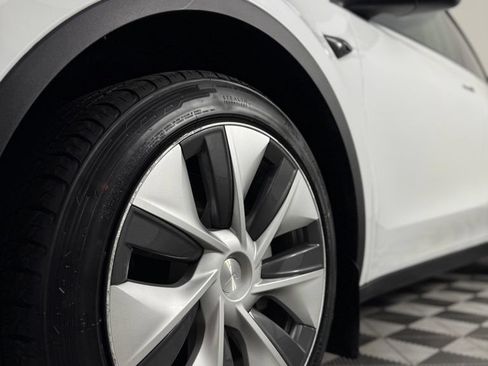 Used 2021 Tesla Model Y Long Range AWD/4WD image 40