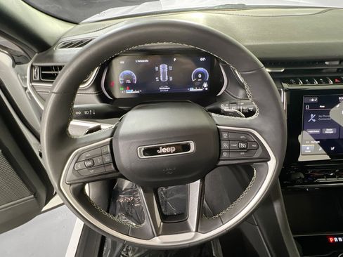 Used 2023 Jeep Grand Cherokee Altitude image 11