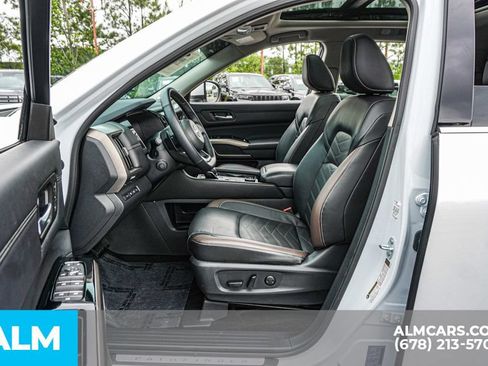Used 2025 Nissan Pathfinder Platinum w/ Cargo Package AWD/4WD image 18