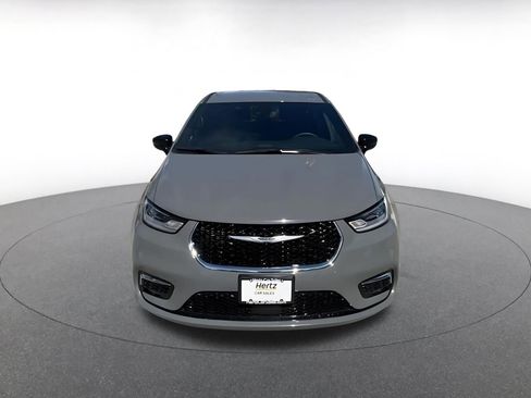 Used 2025 Chrysler Pacifica Select image 4