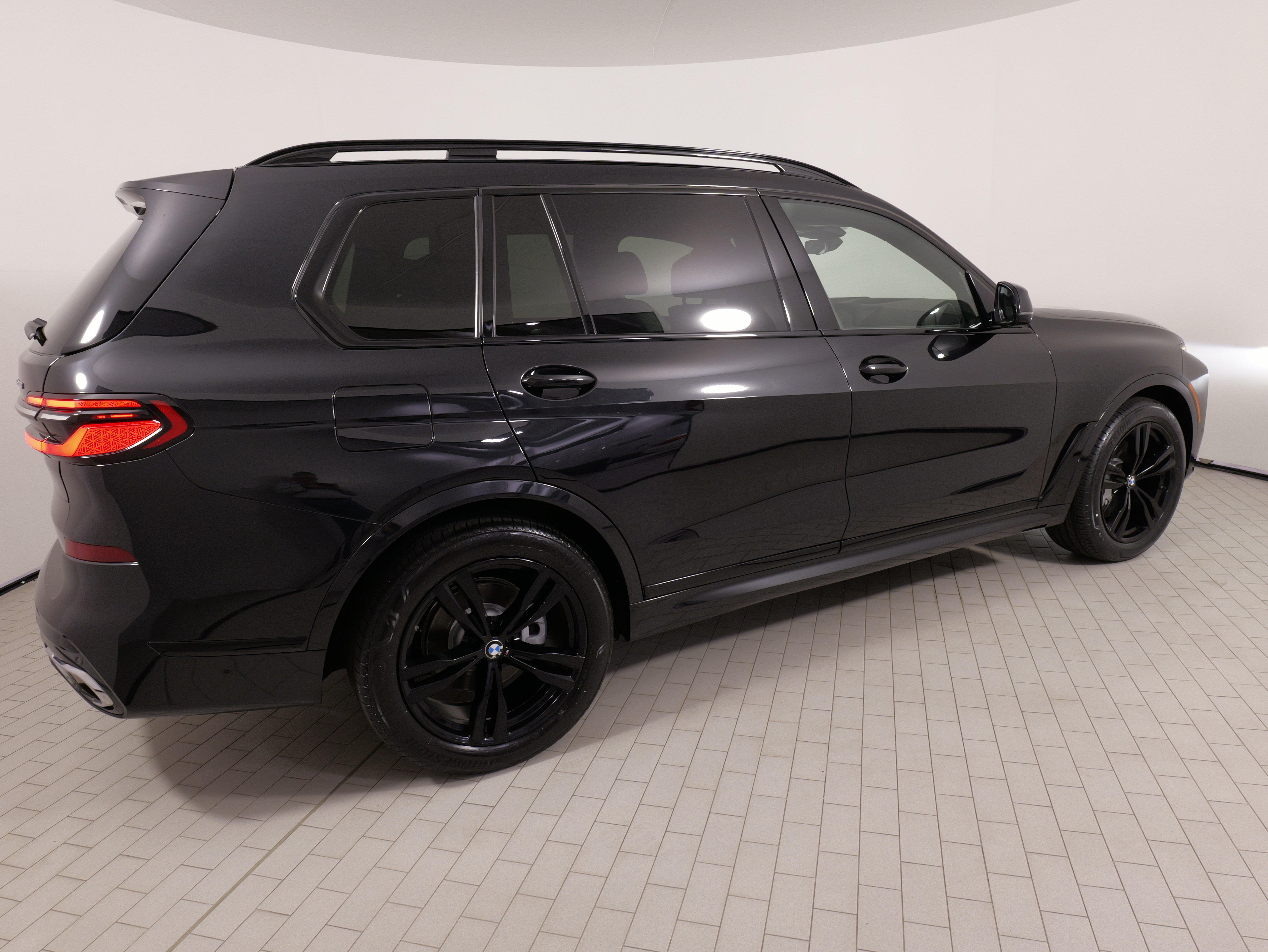 Used 2024 BMW X7 xDrive40i w/ M Sport Package AWD/4WD image 11