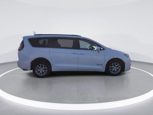 Used 2022 Chrysler Pacifica Touring-L image 9