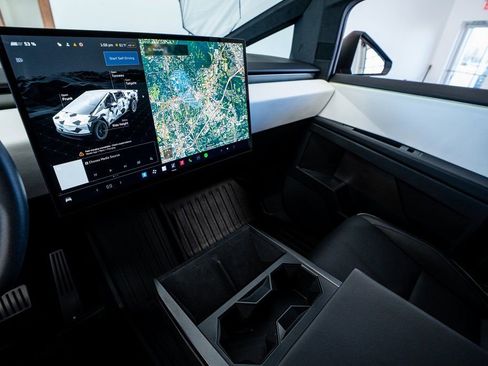 Used 2024 Tesla Cybertruck AWD Crew Cab image 39